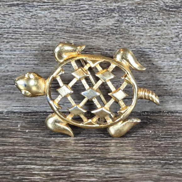 Vintage Estate Trifari Turtle Brooch Pin Gold Tone Latice Pattern Shell Retro - Picture 8 of 10